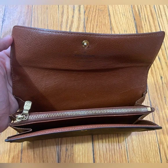 ⚜️LV: Monogram Sarah Wallet • Date Code: TH0021 - Picture 7 of 14